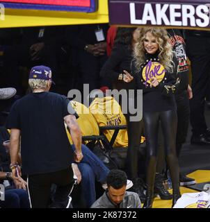 Los Angeles, USA. 20. Oktober 2022. Die Schauspielerin Diane Cannon begrüßt einen Freund während der ersten Hälfte des NBA-Spiels von Los Angeles Lakers gegen die Los Angeles Clippers in der Crypto.com Arena in Los Angeles am Donnerstag, den 20. Oktober 2022. Foto von Jim Ruymen/UPI Credit: UPI/Alamy Live News Stockfoto