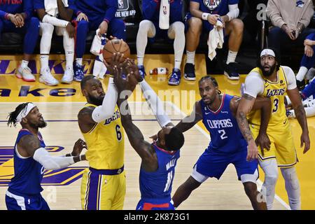 Los Angeles, USA. 20. Oktober 2022. LeBron James (6) von Los Angeles Lakers hat in der zweiten Hälfte ihres NBA-Spiels in der Crypto.com Arena in Los Angeles am Donnerstag, den 20. Oktober 2022, die Kontrolle über den defensiven Rebound von John Wall (11), dem Wächter der Los Angeles Clippers, übernommen. Foto von Jim Ruymen/UPI Credit: UPI/Alamy Live News Stockfoto