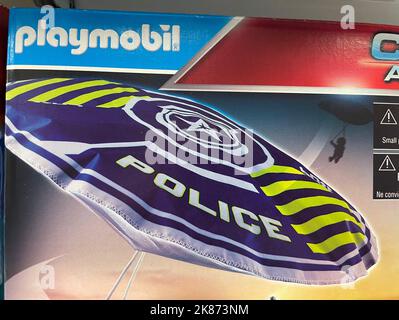 Nürnberg, 05. Juni 2022: Playmobil Logo setzt auf eine Spielbox. Playmobil ist ein deutsches Unternehmen, das für seine Spielzeuge bekannt ist. Stockfoto