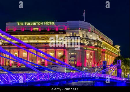 Das Fullerton Hotel beleuchtet bei Nacht, Boat Quay, Singapur Stockfoto