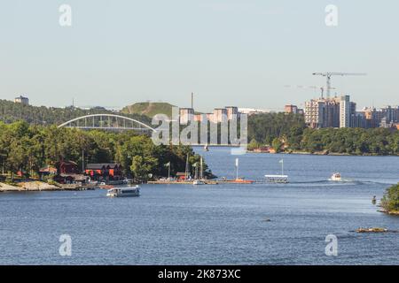 Blick vom Schiff auf die Vororte von Stockholm. Fährfahrt über die Ostsee. Tourismus nach Europa und Skandinavien. Schweden. Stockfoto