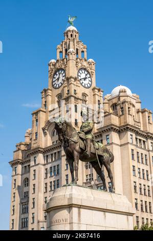 Statue von Edward V11 und dem Hafengebäude von Liverpool, Waterfront, Pier Head, Liverpool, Merseyside, England, Vereinigtes Königreich, Europa Stockfoto