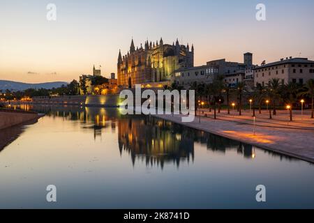 Catedral de Palma (Kathedrale von Palma) bei Sonnenuntergang, Palma, Mallorca, Balearen, Spanien, Mittelmeer, Europa Stockfoto