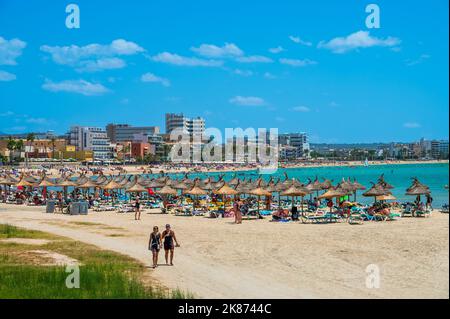 Touristen am Strand von Ca'n Pastilla, Mallorca, Balearen, Spanien, Mittelmeer, Europa Stockfoto