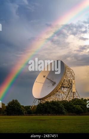 The Lovell Mark I Giant Radio Telescope and rainbow, Jodrell Bank, Ceshire, England, Vereinigtes Königreich, Europa Stockfoto