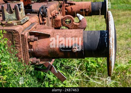 Pneumatisches Modell eines Puffer- und Hakensystems, das auf der Eisenbahn mit stoßdämpfenden Belägen verwendet wird. Stockfoto