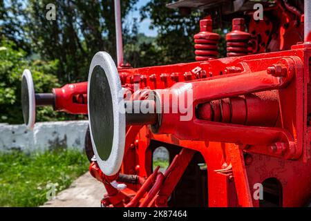 Pneumatisches Modell eines Puffer- und Hakensystems, das auf der Eisenbahn mit stoßdämpfenden Belägen verwendet wird. Stockfoto