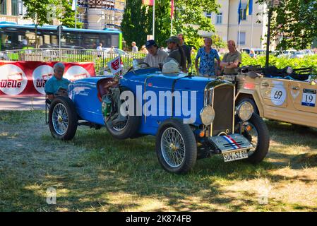 BADEN BADEN, DEUTSCHLAND - JULI 2022: Blue Amilcar CGSS 1926 Sportwagen Cabrio Roadster, Oldtimer-Treffen im Kurpark. Stockfoto