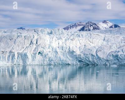 Blick auf den Lilliehookbreen (Lilliehook Glacier) auf der Nordwestseite von Spitzbergen, Spitzbergen, Norwegen, Europa Stockfoto