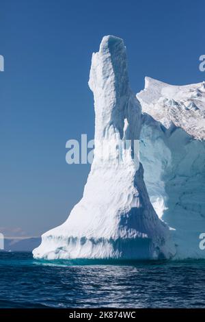 Riesige Eisberge aus dem Ilulissat-Eisfjord gestrandet auf einer ehemaligen Endmoräne in Ilulissat, Grönland, Dänemark, Polarregionen