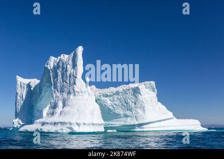 Riesige Eisberge aus dem Ilulissat-Eisfjord gestrandet auf einer ehemaligen Endmoräne in Ilulissat, Grönland, Dänemark, Polarregionen