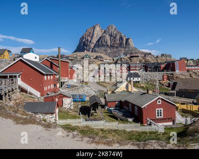 Bunt bemalte Häuser in der Kleinstadt Uummannaq auf der Insel Uummannaq, Grönland, Dänemark, Polarregionen Stockfoto
