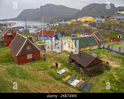 Blick auf die Bethel-Kirche, blaues Gebäude aus dem Jahr 1775, im Stadtzentrum in der Stadt Sisimiut, Grönland, Dänemark, Polarregionen Stockfoto