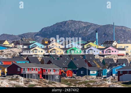 Ein Blick auf bunt bemalte Häuser in der Stadt Ilulissat, Grönland, Dänemark, Polarregionen Stockfoto