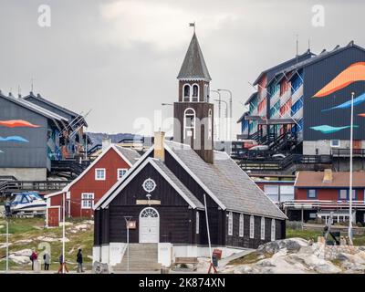 Ein Blick auf Zions Kirche, umgeben von bunt bemalten Häusern in der Stadt Ilulissat, Grönland, Dänemark, Polarregionen Stockfoto