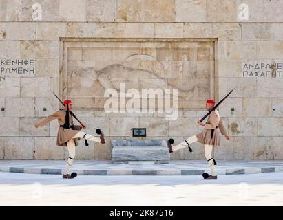 Wachablösung vor dem Denkmal für den unbekannten Soldaten, Syntagma-Platz, Athen, Attika, Griechenland, Europa Stockfoto