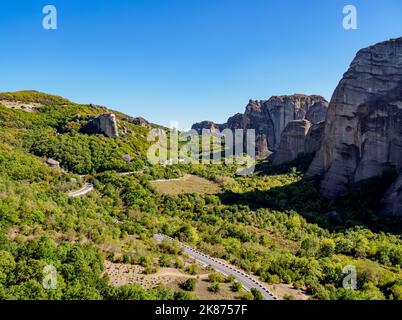 Blick auf das Kloster von Rousanou, Meteora, UNESCO-Weltkulturerbe, Thessalien, Griechenland, Europa Stockfoto