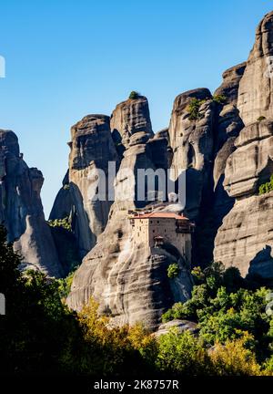 Blick auf das Kloster des Heiligen Nikolaus Anapafsas (Anapausas), Meteora, UNESCO-Weltkulturerbe, Thessalien, Griechenland, Europa Stockfoto