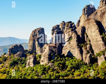 Blick auf das Kloster des Heiligen Nikolaus Anapafsas (Anapausas), Meteora, UNESCO-Weltkulturerbe, Thessalien, Griechenland, Europa Stockfoto