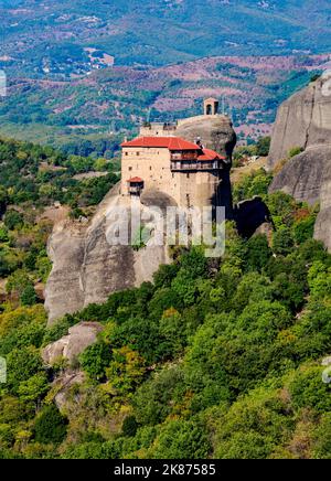 Kloster des Heiligen Nikolaus Anapafsas (Anapausas), erhöhte Ansicht, Meteora, UNESCO-Weltkulturerbe, Thessalien, Griechenland, Europa Stockfoto