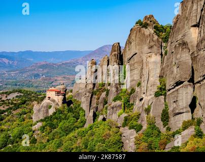 Blick auf das Kloster des Heiligen Nikolaus Anapafsas (Anapausas), Meteora, UNESCO-Weltkulturerbe, Thessalien, Griechenland, Europa Stockfoto