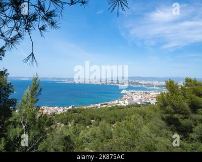 Marseille, Frankreich - Mai 22. 2022: Blick vom Nationalpark Calanques in Richtung Stadt. Stockfoto