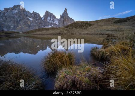 CIMON della Pala spiegelt sich in einem See, Rollepass, Dolomiten, Trentino, Italien, Europa Stockfoto