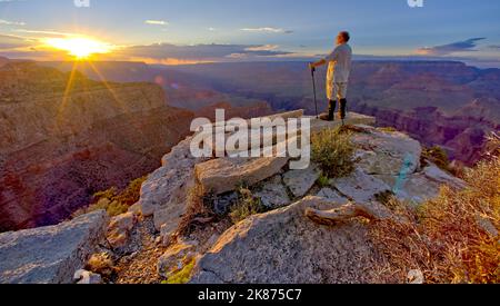 Ein Wanderer, der den Sonnenuntergang westlich von Moran Point am Grand Canyon, Grand Canyon National Park, UNESCO, Arizona, beobachtet Stockfoto