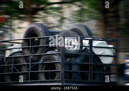 Reifenstapel im LKW Stockfoto