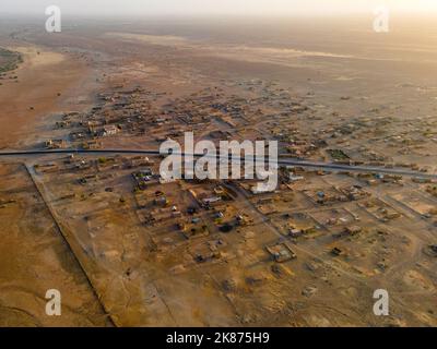 Ein Dorf in der Nähe von Kamour, Mauretanien, Sahara-Wüste, Westafrika, Afrika Stockfoto