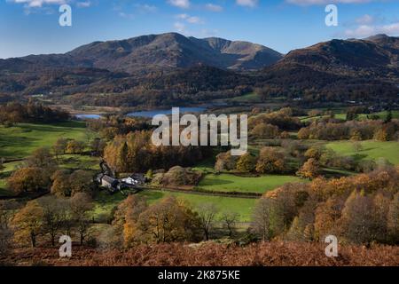 Elter Water, Wetherlam und Tilberthwaite Fells aus Loughrigg fielen im Herbst, Lake District National Park, UNESCO, Cumbria, England Stockfoto