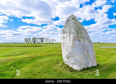 The Heel Stone and Stonehenge Prehistory Monument, UNESCO-Weltkulturerbe, in der Nähe von Amesbury, Wiltshire, England, Großbritannien, Europa Stockfoto