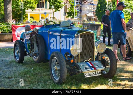 BADEN BADEN, DEUTSCHLAND - JULI 2022: Blue Amilcar CGSS 1926 Sportwagen Cabrio Roadster, Oldtimer-Treffen im Kurpark. Stockfoto