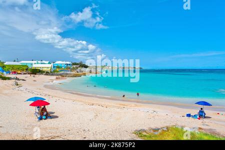 Strandgänger an der John Smiths Bay, Smiths Parish, Bermuda, Atlantic, Mittelamerika Stockfoto