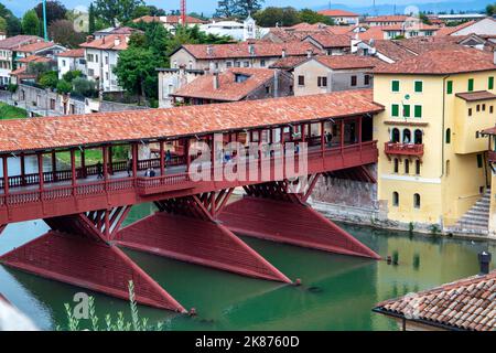 Der Fluss Brenta und die alte Brücke, Bassano del Grappa, Vicenza, UNESCO-Weltkulturerbe, Venetien, Italien, Europa Stockfoto