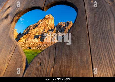 Blick auf den Putiapass durch ein herzförmiges Loch in der Abenddämmerung, Passo delle Erbe, Dolomiten, Südtirol, Italien, Europa Stockfoto