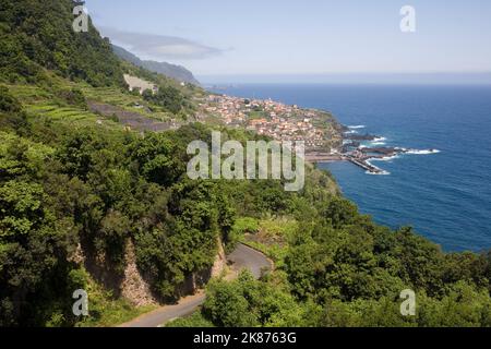 Alte Küstenstraße und Seixal von VEU da Noiva Sichtgebiet an der Nordküste von Madeira, Madeira, Portugal, Atlantik, Europa gesehen Stockfoto