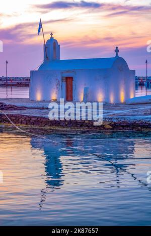 Panagia Myrtidiotissa Kirche, in der Abenddämmerung, im Hafen von Naxos Stadt, Naxos, die Kykladen, Ägäis, griechische Inseln, Griechenland, Europa Stockfoto