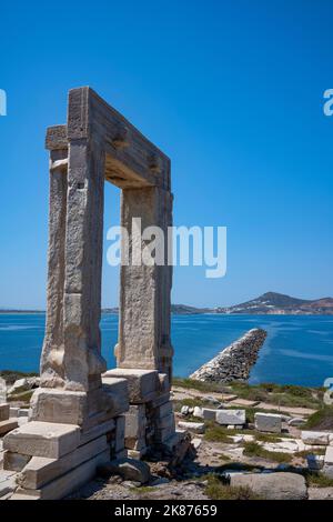 Das Porta Gateway, Teil des unvollendeten Tempels von Apollo, Naxos-Stadt, Naxos, Kykladen, Ägäis, Mit Paros Beyond, griechischen Inseln, Griechenland Stockfoto