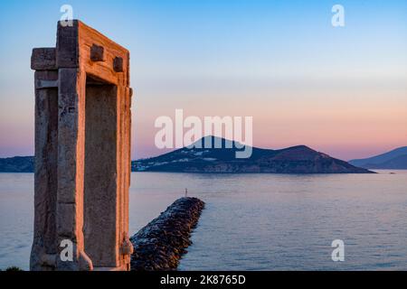 Abenddämmerung am Porta Gateway, Teil des unvollendeten Tempels von Apollo, Naxos-Stadt, Naxos, den Kykladen, der Ägäis, Mit Paros Beyond, griechischen Inseln, Griechenland Stockfoto