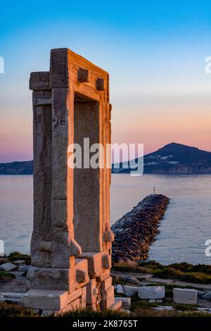 Abenddämmerung am Porta Gateway, Teil des unvollendeten Tempels von Apollo, Naxos-Stadt, Naxos, den Kykladen, der Ägäis, Mit Paros Beyond, griechischen Inseln, Griechenland Stockfoto