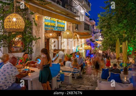 Blick auf Restaurants und Bars in Skiathos Stadt in der Abenddämmerung, Skiathos Insel, Sporaden Inseln, griechische Inseln, Griechenland, Europa Stockfoto