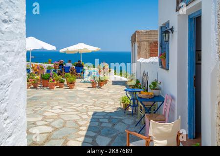 Blick auf das weiß getünchte Café mit Blick auf das Meer, Skopelos-Stadt, Skopelos-Insel, Sporaden-Inseln, griechische Inseln, Griechenland, Europa Stockfoto