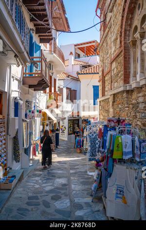 Blick auf die Geschäfte in der engen Straße, Skopelos-Stadt, Skopelos-Insel, Sporaden-Inseln, griechische Inseln, Griechenland, Europa Stockfoto