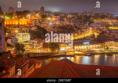 Blick auf den Douro River und die Dächer der Terrakota in der Abenddämmerung, Porto, Norte, Portugal, Europa Stockfoto