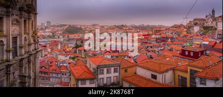 Blick auf die Kirche Igreja dos Grilos und die Terrakottafächer des Ribeira-Viertels bei Sonnenuntergang, UNESCO-Weltkulturerbe, Porto, Norte, Portugal Stockfoto