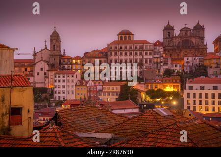 Blick auf Gebäude und Terrakota-Dächer des Ribeira-Viertels in der Abenddämmerung, UNESCO-Weltkulturerbe, Porto, Norte, Portugal, Europa Stockfoto