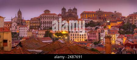 Blick auf Gebäude und Terrakota-Dächer des Ribeira-Viertels in der Abenddämmerung, UNESCO-Weltkulturerbe, Porto, Norte, Portugal, Europa Stockfoto