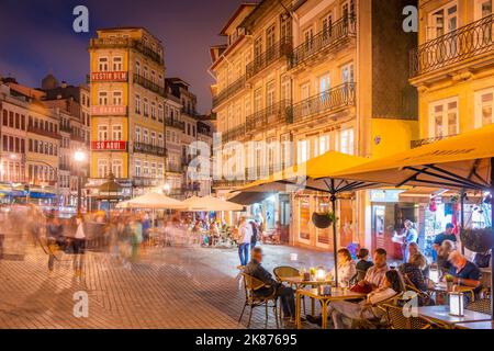 Blick auf Cafés in Praca de Almeida Garrett bei Nacht, Porto, Norte, Portugal, Europa Stockfoto