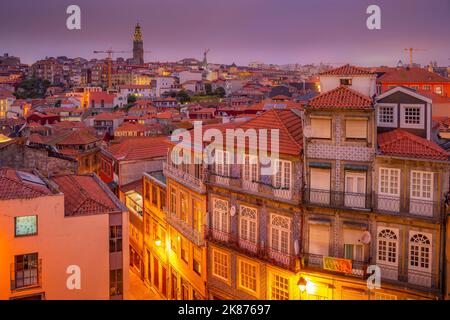 Blick auf Gebäude und Terrakota-Dächer des Ribeira-Viertels in der Abenddämmerung, UNESCO-Weltkulturerbe, Porto, Norte, Portugal, Europa Stockfoto